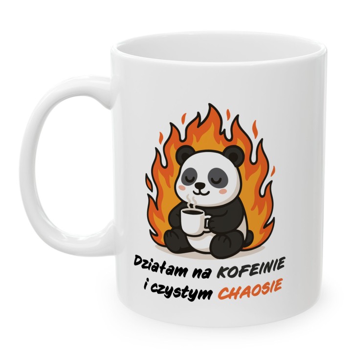Kubek z nadrukiem Działam na kofeinie i czystym chaosie – panda w płomieniach, prezent dla zapracowanych
