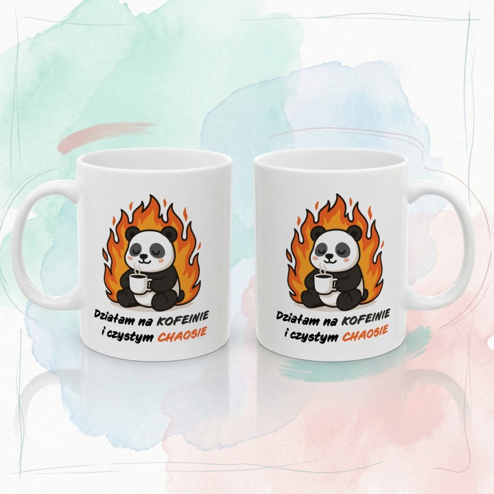 Kubek z nadrukiem Działam na kofeinie i czystym chaosie – panda w płomieniach, prezent dla zapracowanych