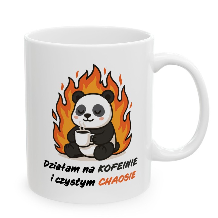 Kubek z nadrukiem Działam na kofeinie i czystym chaosie – panda w płomieniach, prezent dla zapracowanych