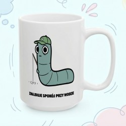 Kubek z nadrukiem Znajduje spokój przy wodzie – Typowy Robak dla wędkarza