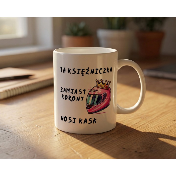 Kubek “TA KSIĘŻNICZKA ZAMIAST KORONY NOSI KASK” – różowy kask i korona