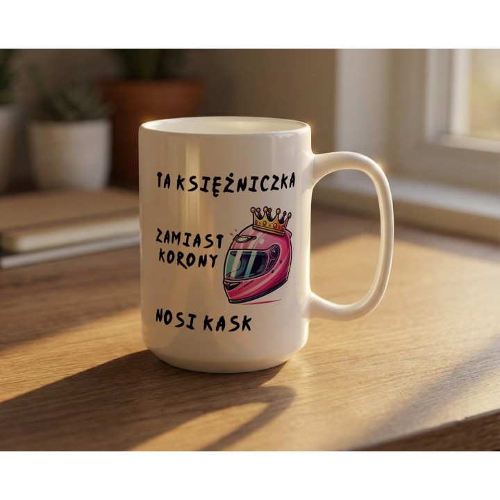 Kubek “TA KSIĘŻNICZKA ZAMIAST KORONY NOSI KASK” – różowy kask i korona