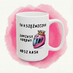 Kubek “TA KSIĘŻNICZKA ZAMIAST KORONY NOSI KASK” – różowy kask i korona