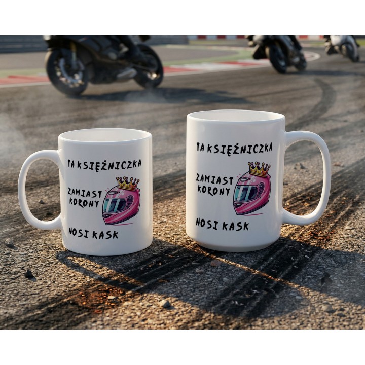 Kubek “TA KSIĘŻNICZKA ZAMIAST KORONY NOSI KASK” – różowy kask i korona