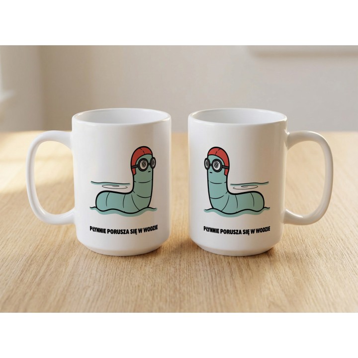 Kubek Płynnie porusza się w wodzie | Typowy Robak dla pływaka