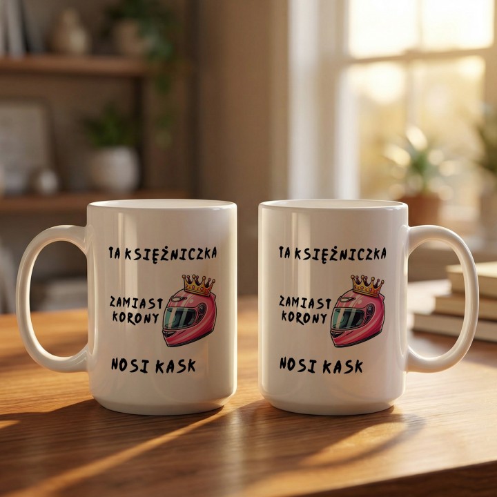 Kubek “TA KSIĘŻNICZKA ZAMIAST KORONY NOSI KASK” – różowy kask i korona