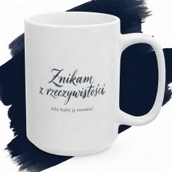 Kubek dla czytelnika z napisem "Znikam z rzeczywistości żeby lepiej ją rozumieć"