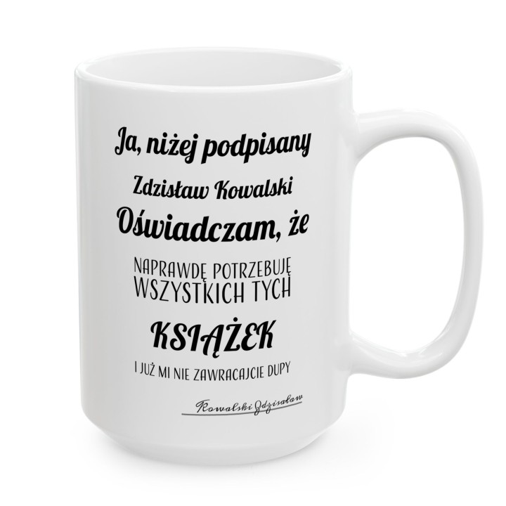 Biały kubek z nadrukiem imiennym dla bibliofila i kolekcjonera przedmiotów niezbędnych do przetrwania.