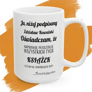 Kubek personalizowany dla mola książkowego z Twoim imieniem i nazwiskiem oraz śmiesznym oświadczeniem o kupowaniu książek.