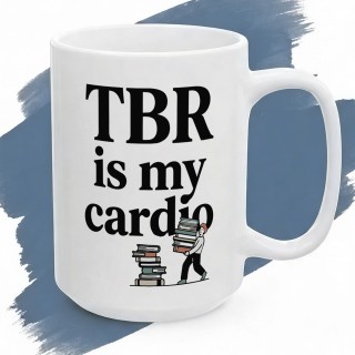 Kubek dla mola książkowego z napisem TBR is my cardio i ilustracją osoby niosącej stos książek.
